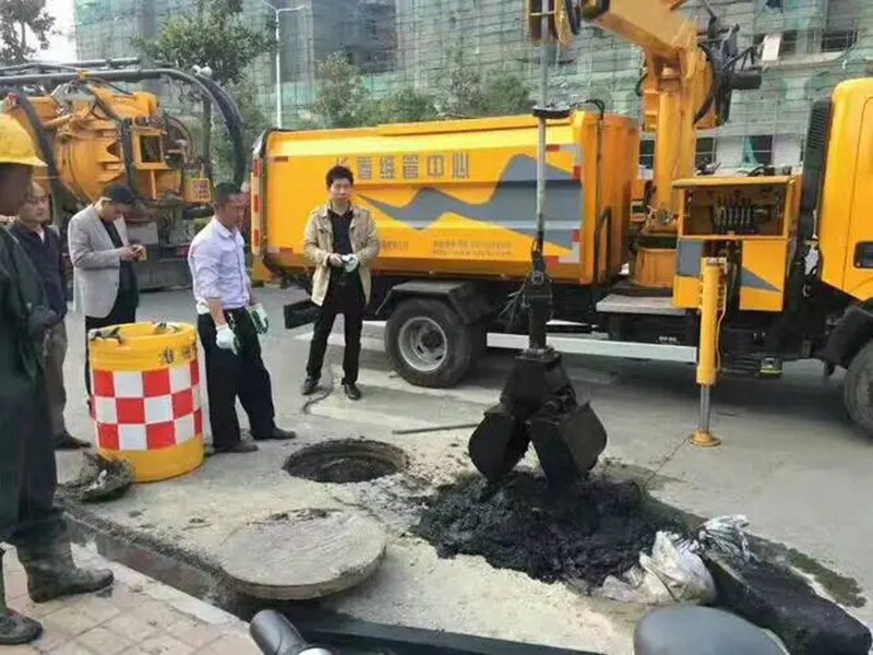 南头街道：网格员化身“清道夫”，为民解忧疏通“堵心”化粪池