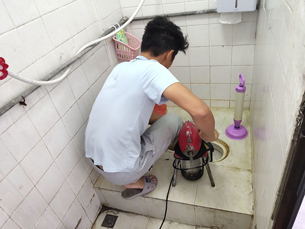 南头肥皂掉到马桶里把马桶堵住了怎么办？马桶堵住了怎么办