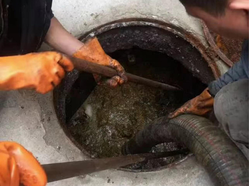 南头清理化粪池时如何避免沼气的危害?